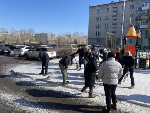 ШУТИС_ДаТС -ийн багш, оюутнууд нийгмийн хариуцлагынхаа хүрээнд Дархан-Уул аймгийн 11 болон 15-р багийн орон сууцны дагуу явган хүний зам талбайн цасыг цэвэрлэлээ.