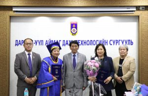 Багш нарын баярын өдөр – ДаТС-ийн шилдэг багш, ажилтнуудад шагнал гардуулав