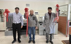 Эрхэм хүндэт төгсөгч Д.Батсүрэн сургуульдаа тоног төхөөрөмж хандивлав.