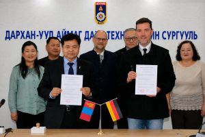 Хамтран ажиллах санамж бичигт гарын үсэг зурлаа.